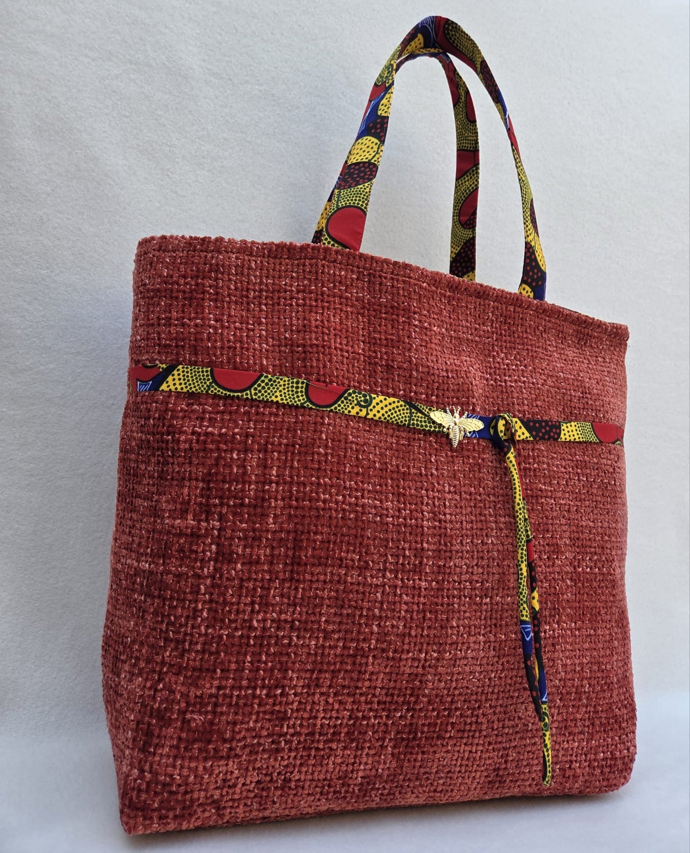 Sac “Rouge Ikoyi” – Velours texturé & finitions wax nouées