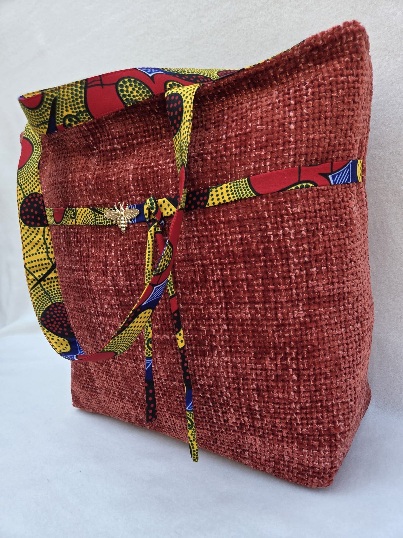 Sac “Rouge Ikoyi” – Velours texturé & finitions wax nouées