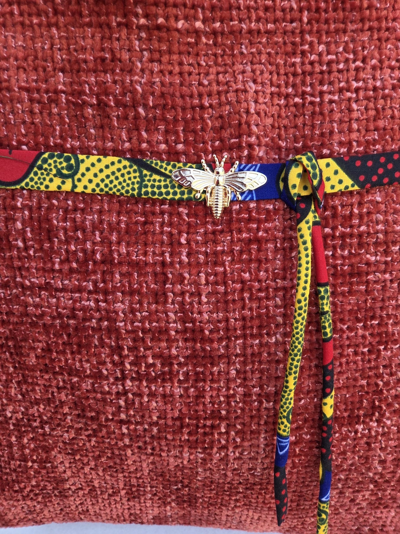 Sac “Rouge Ikoyi” – Velours texturé & finitions wax nouées