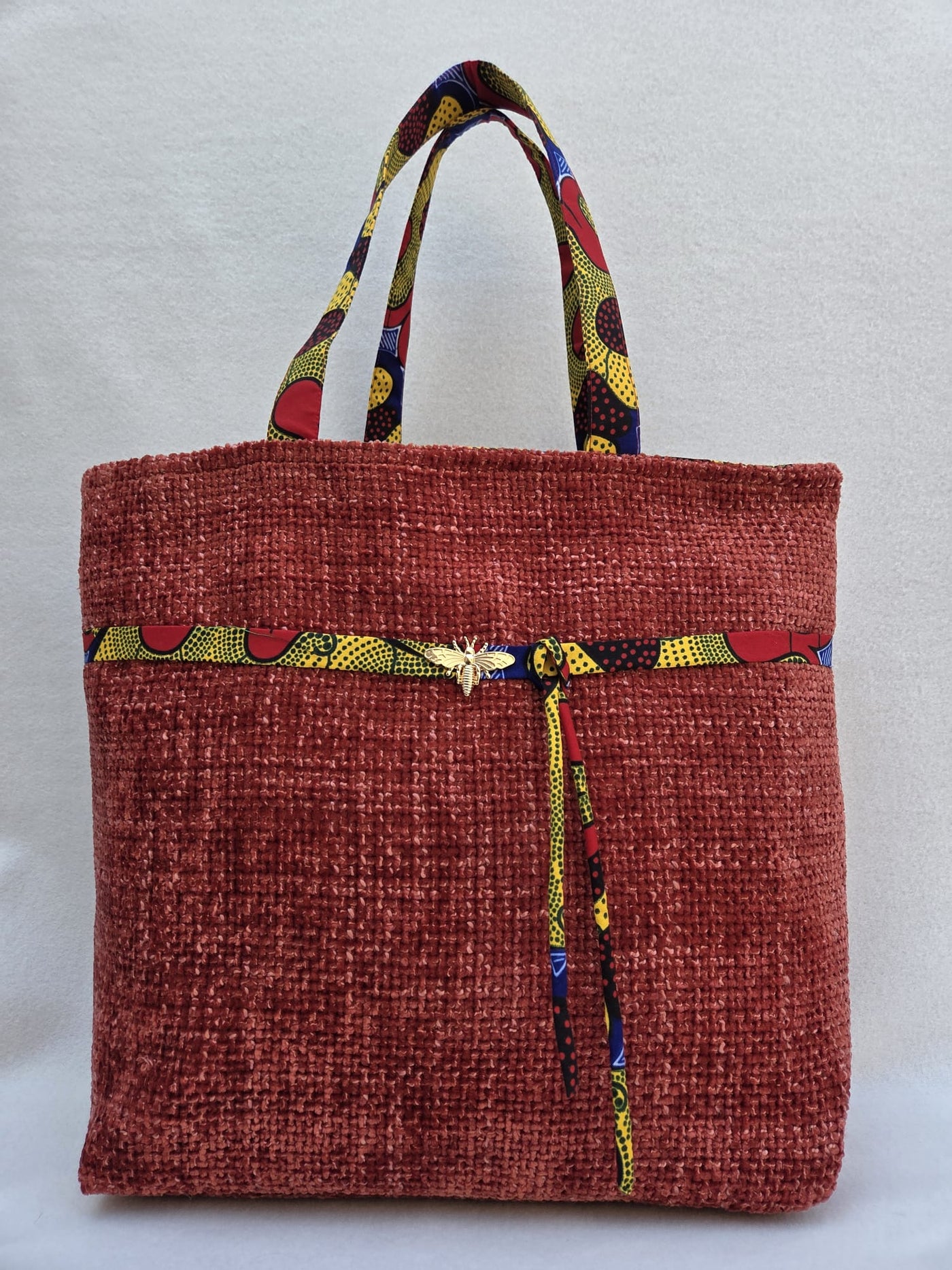 Sac “Rouge Ikoyi” – Velours texturé & finitions wax nouées