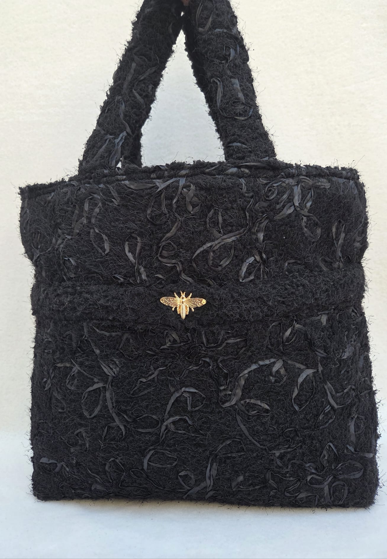 Sac “Noir Minuit” – Texture florale & contraste doré