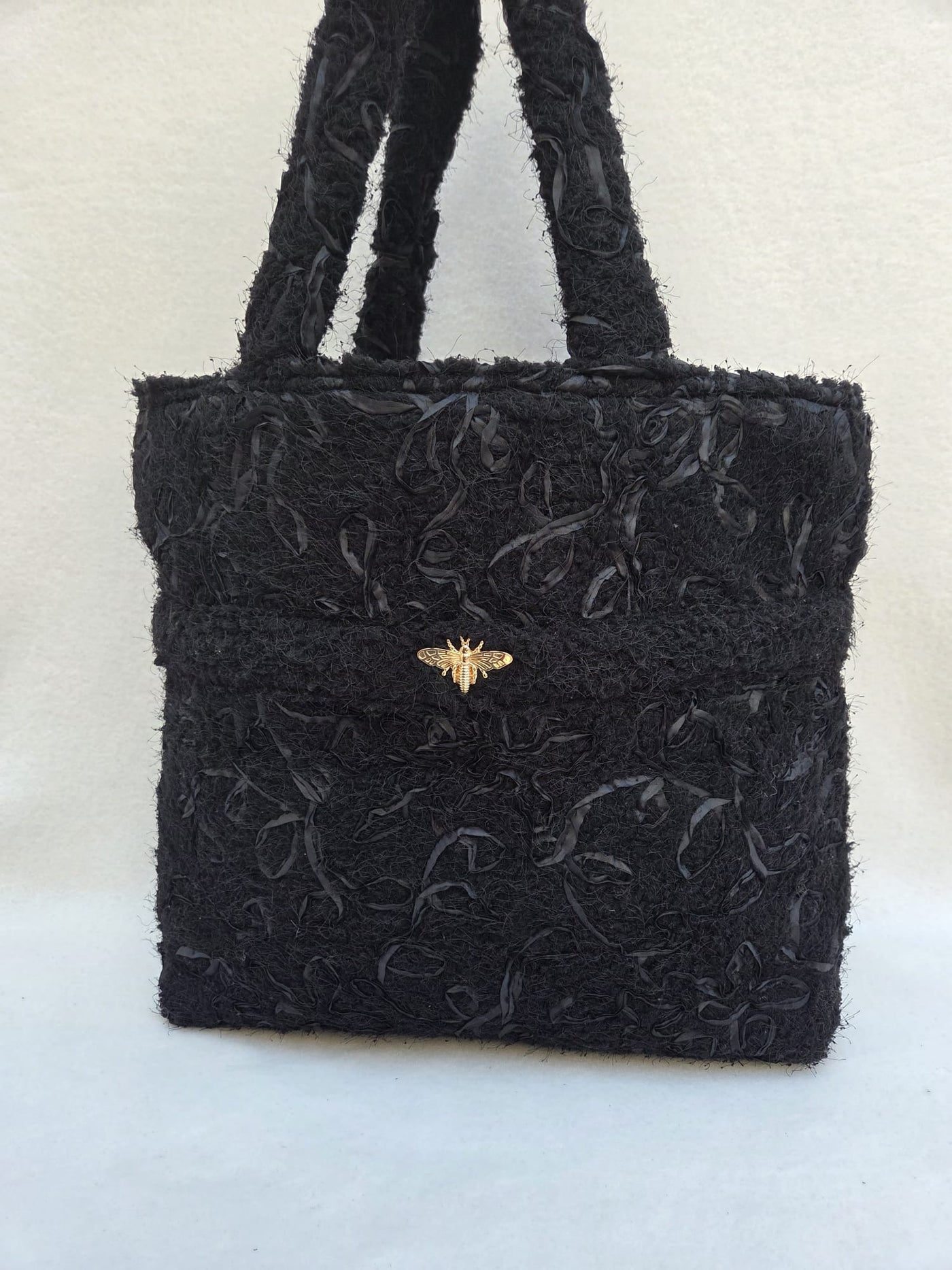 Sac “Noir Minuit” – Texture florale & contraste doré