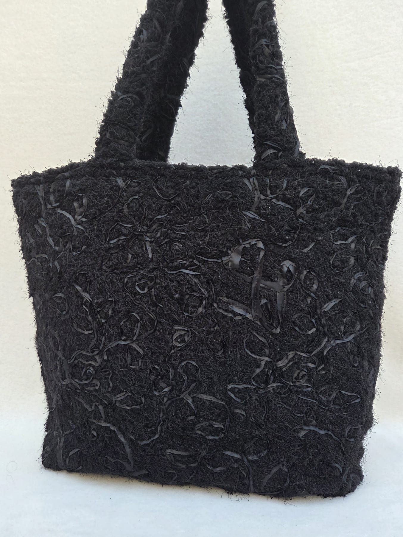 Sac “Noir Minuit” – Texture florale & contraste doré