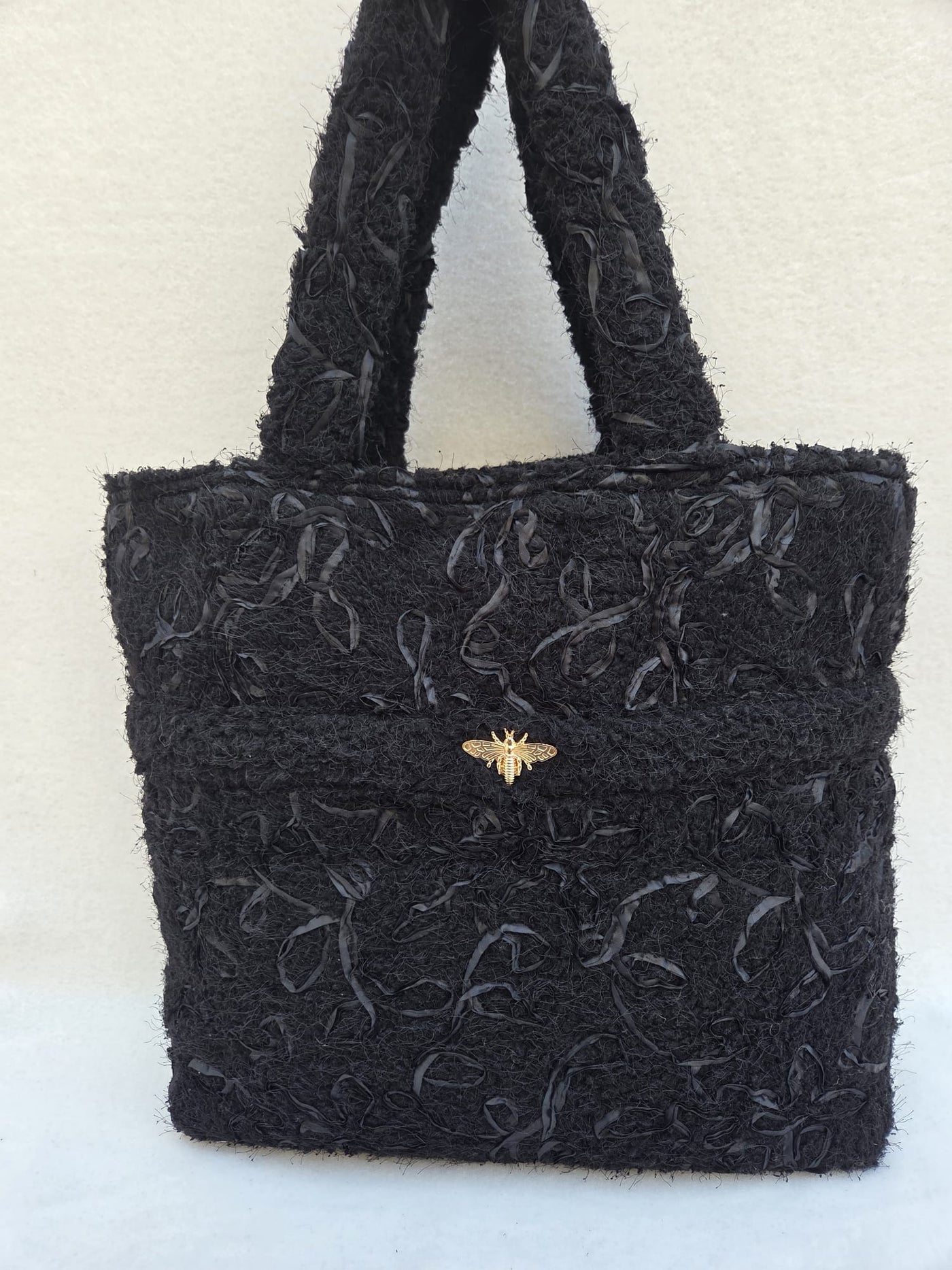 Sac “Noir Minuit” – Texture florale & contraste doré
