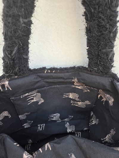 Sac “Noir Minuit” – Texture florale & contraste doré