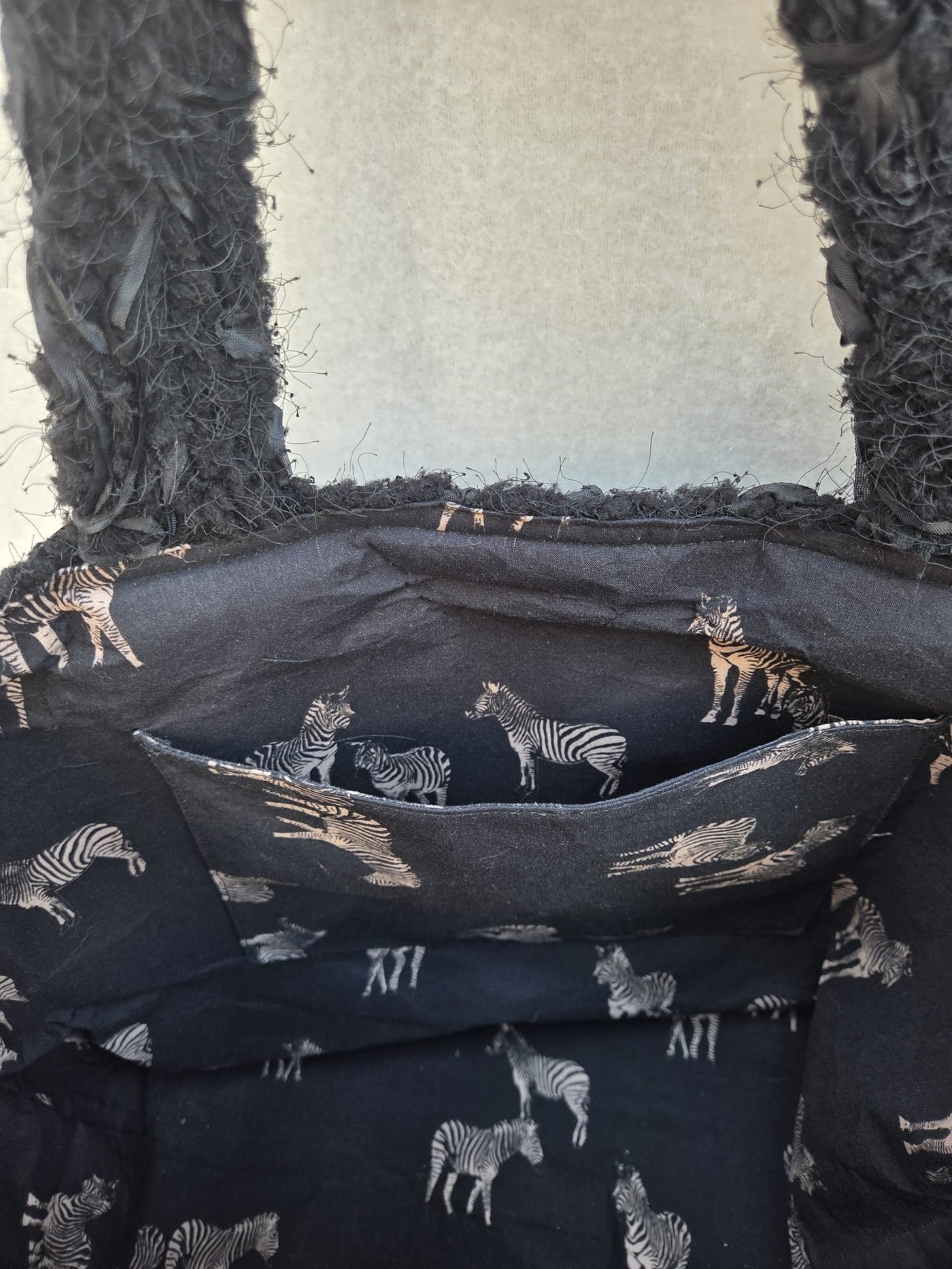 Sac “Noir Minuit” – Texture florale & contraste doré