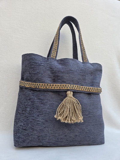 Sac “Indigo Nomade” – Velours texturé & pompon naturel