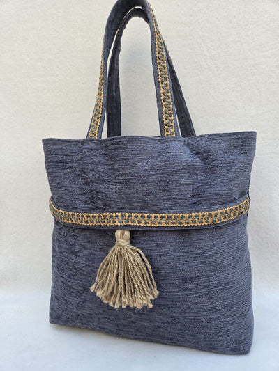 Sac “Indigo Nomade” – Velours texturé & pompon naturel
