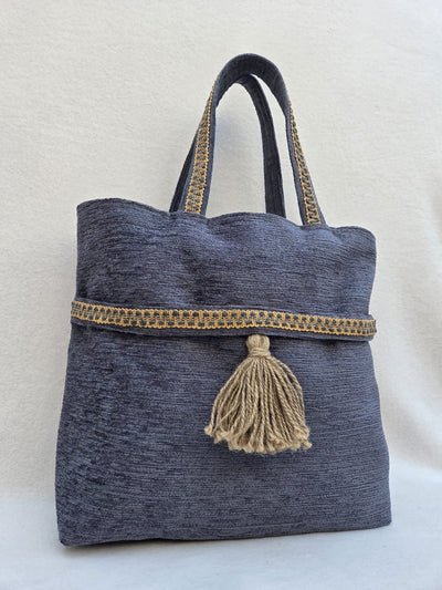 Sac “Indigo Nomade” – Velours texturé & pompon naturel