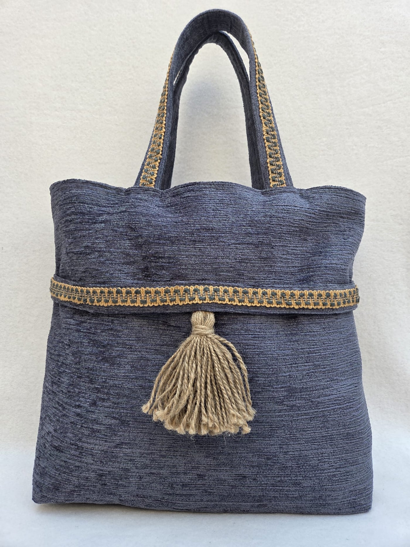 Sac “Indigo Nomade” – Velours texturé & pompon naturel