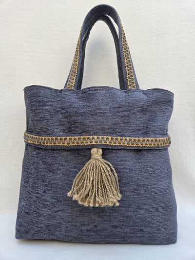 Sac “Indigo Nomade” – Velours texturé & pompon naturel
