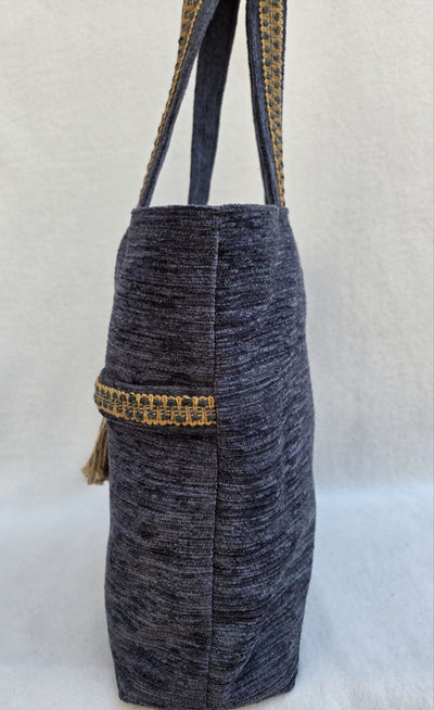 Sac “Indigo Nomade” – Velours texturé & pompon naturel