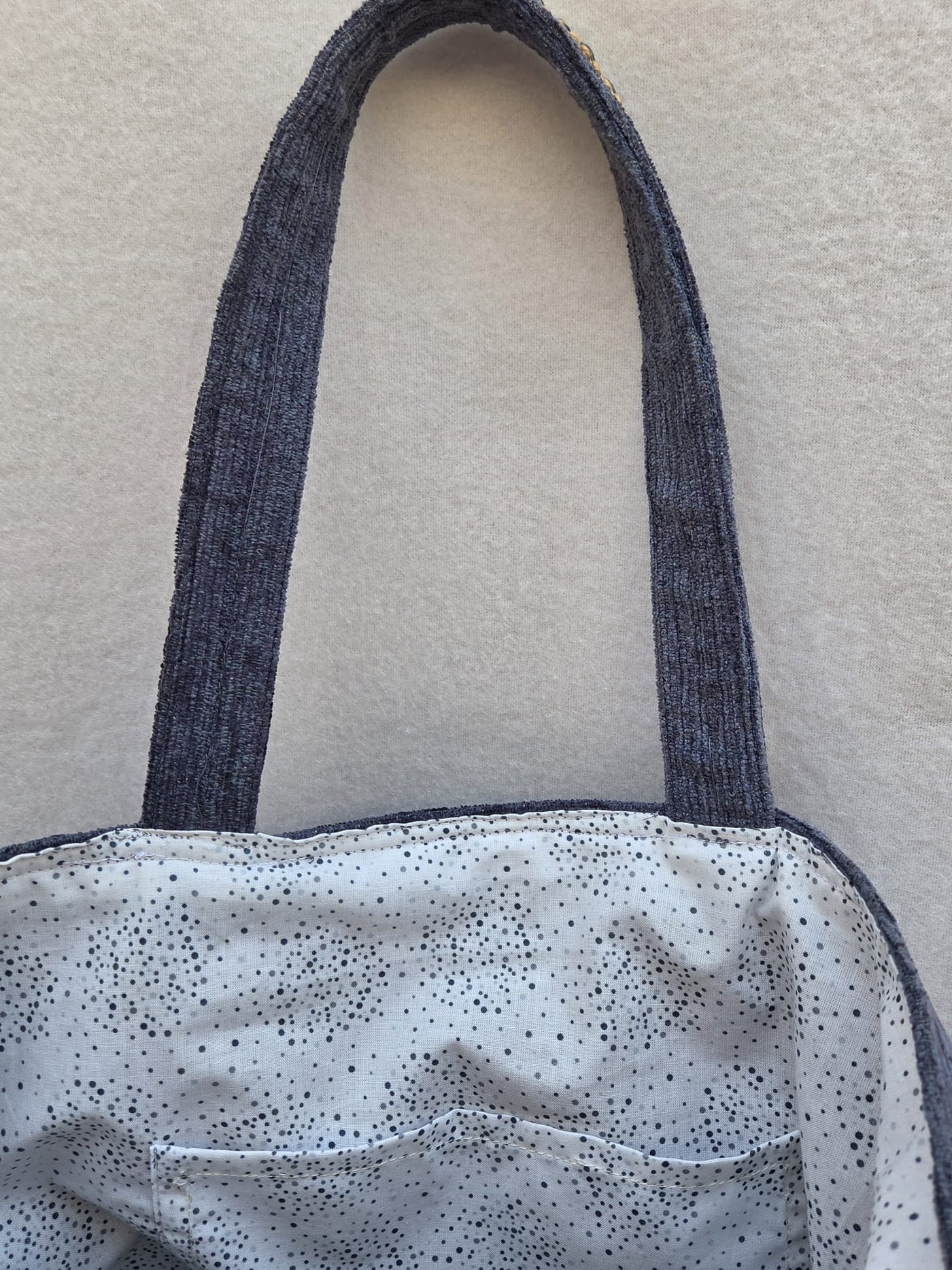 Sac “Indigo Nomade” – Velours texturé & pompon naturel