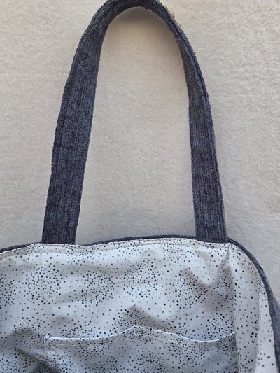 Sac “Indigo Nomade” – Velours texturé & pompon naturel