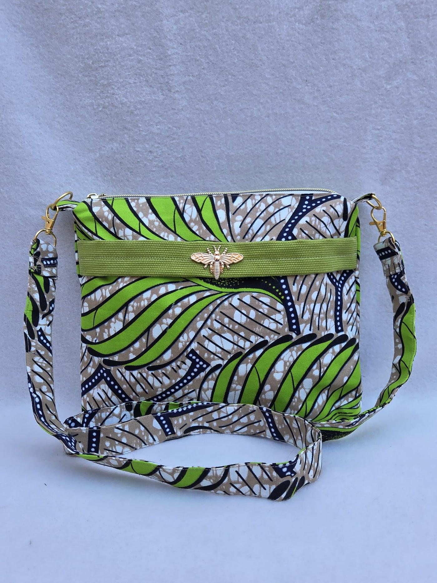 Sac “Éclat Naturel” – Wax vert & détail abeille dorée