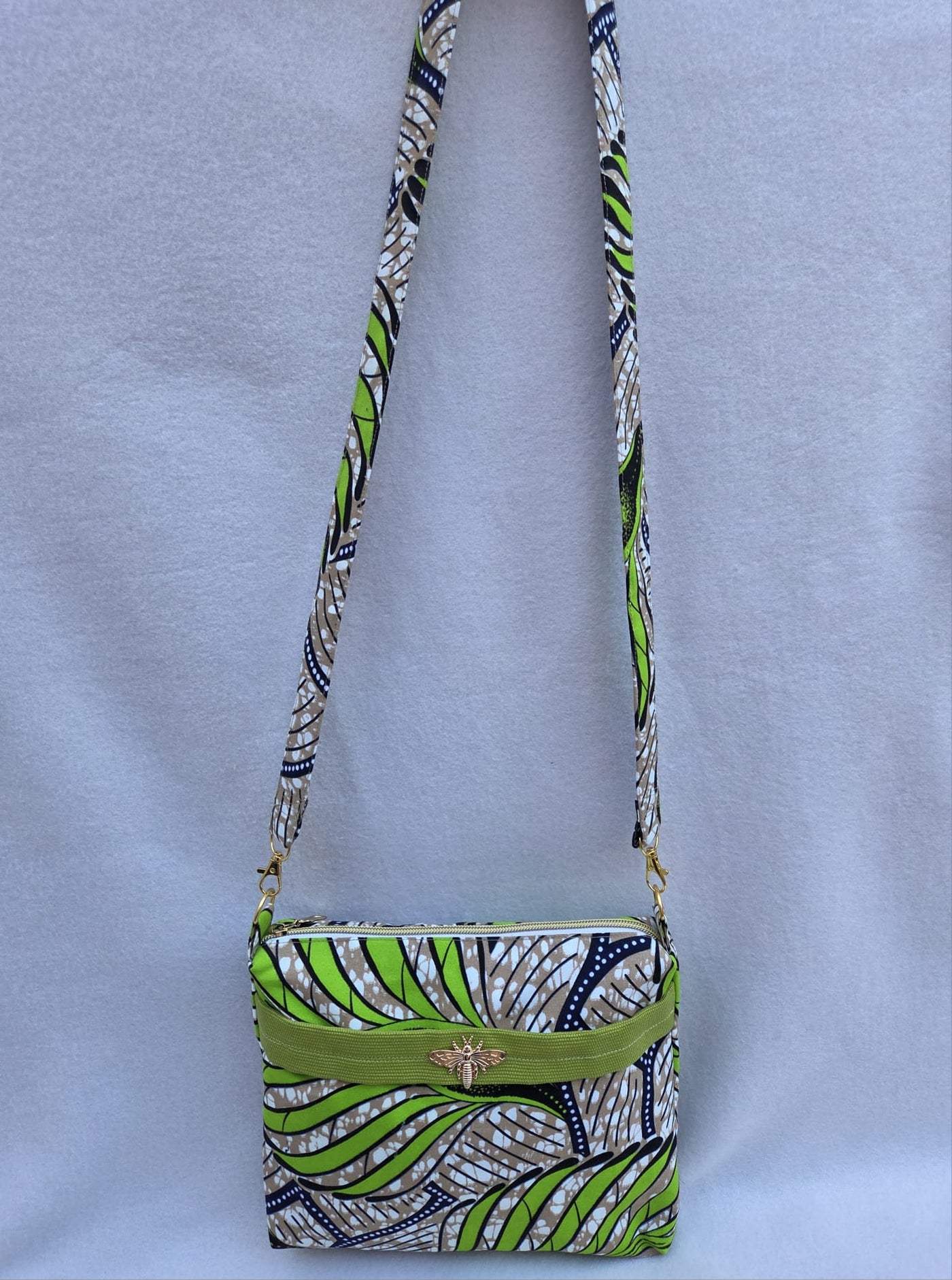 Sac “Éclat Naturel” – Wax vert & détail abeille dorée